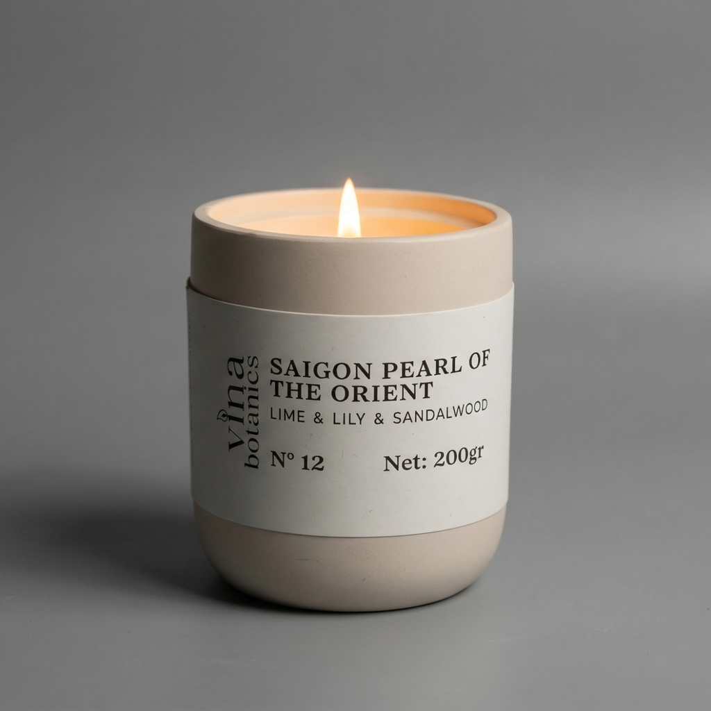 Candle in a beige container with a label on a gray background